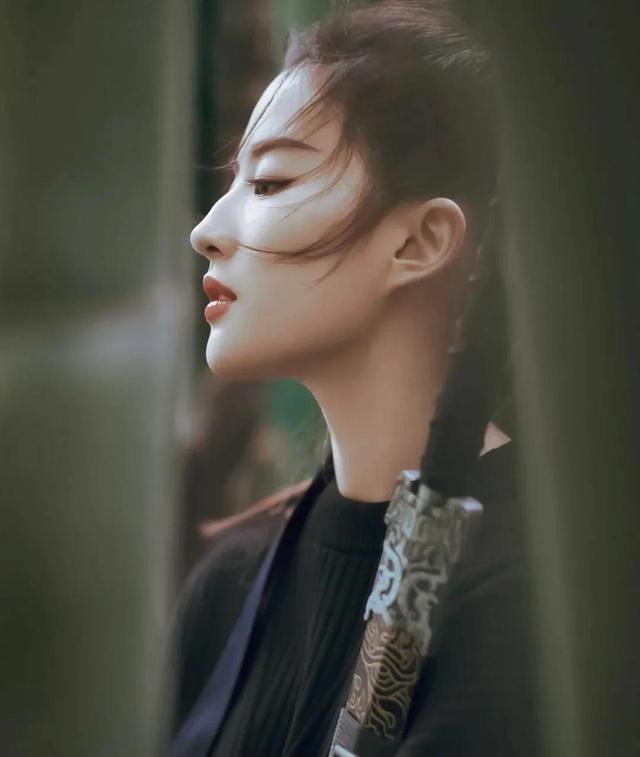 祁可欣整容:19岁女孩花百万整成刘亦菲，名字也改一样，如今怎样了？