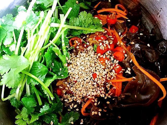 家常凉拌木耳的做法,凉拌木耳怎样做？放什么料？