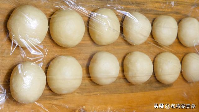 暄小面包:三个鸡蛋，400克面粉怎么做面包？
