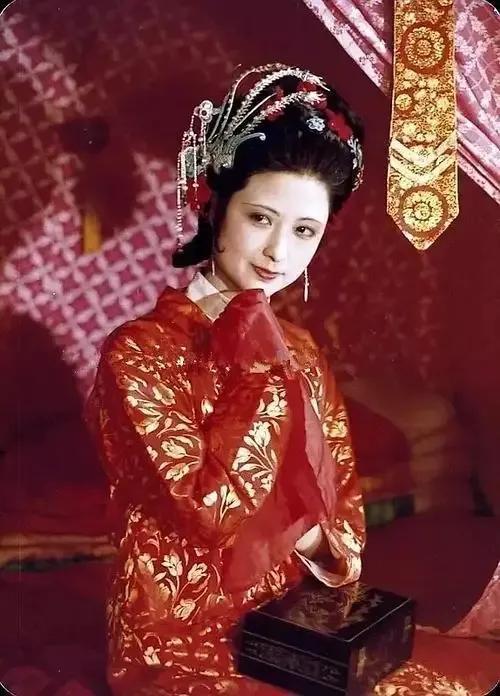 87红楼梦演员重聚:87版红楼中的尤二姐的张明明，为何不愿意参加红楼30年聚首