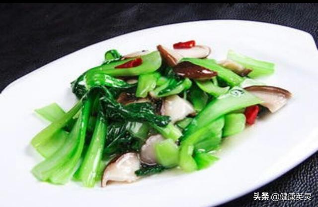 香菇青菜的正宗做法是什么，香菇炒青莱怎样做青菜还是绿油油的