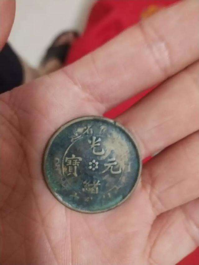 古滇国环纹货贝:这有几个不认识的古币。有没有懂得帮忙看下。谢谢