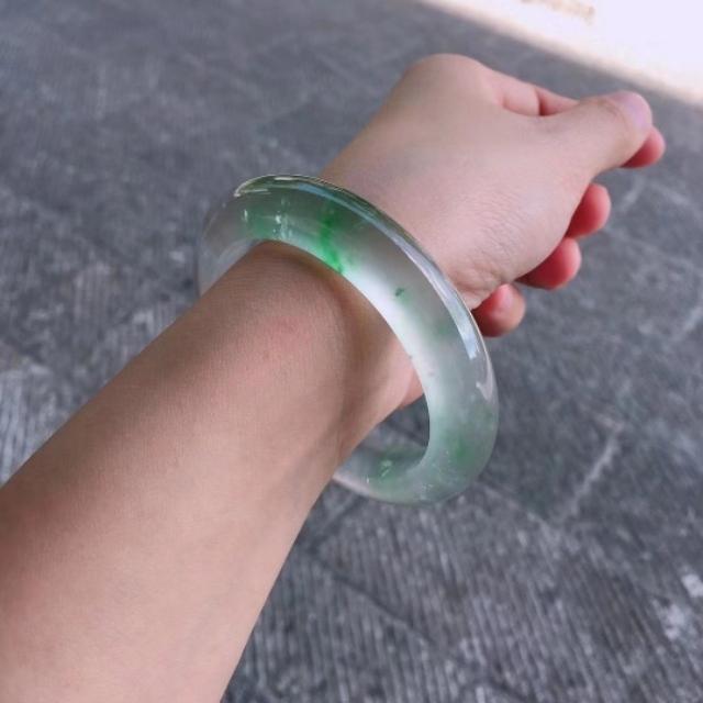 2万左右糯种绿飘花手镯,这个飘花手镯品质怎么样？2万购买值得吗？