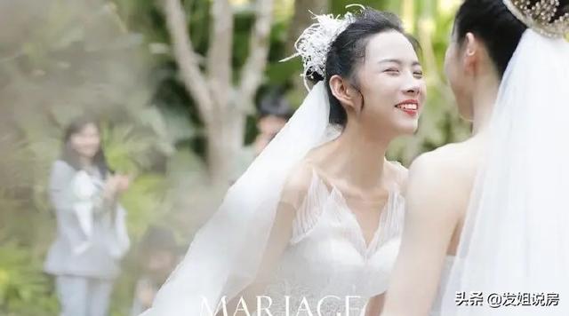 水月婚礼:杨丽萍徒弟水月和女性爱人举行婚礼，你怎么看