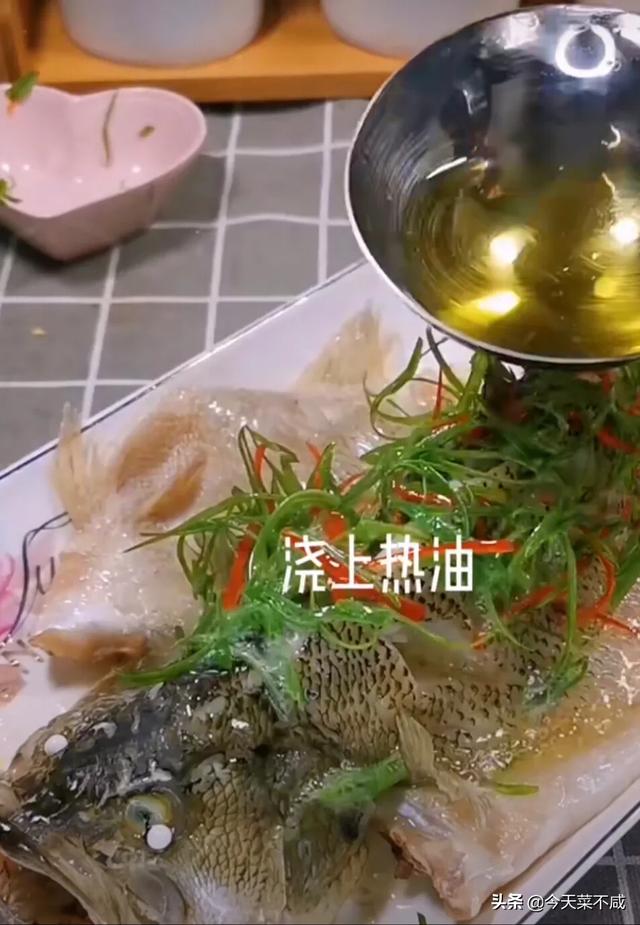 饭店的清蒸鲈鱼为啥那么好吃，什么鱼适合清蒸？比如清蒸鲈鱼怎么做才好吃？