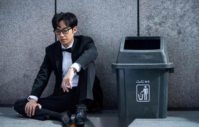 不如跳舞剧情介绍:电影《半个喜剧》讲了一个怎样的故事？对此你有什么看法？