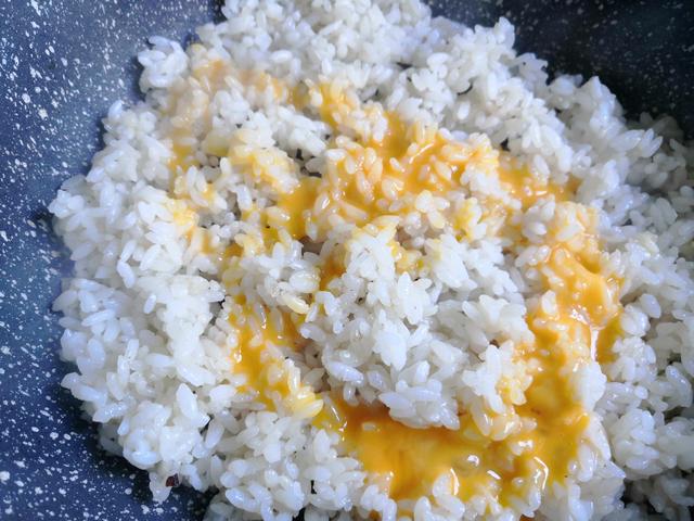 饭店大厨教你不重样做蛋炒饭，一般炒米饭时会放些什么蔬菜