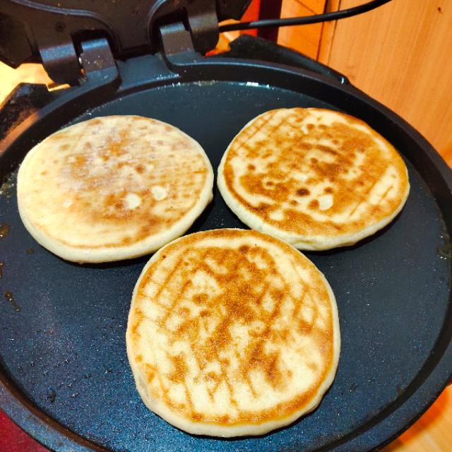 电饼铛做水煎包的做法,怎样用电饼铛烙出不硬的发面饼？