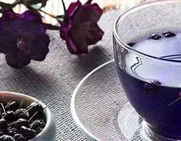 黑枸杞老人可以泡茶喝吗，脑梗病人可以喝枸杞泡的水吗？枸杞泡水喝有什么好处？