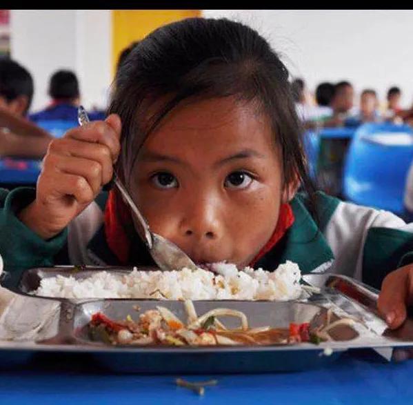 如何合理的安排用餐座位（小学,有食堂）？