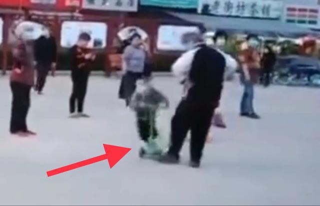 钱大妈错在哪里了，四川广场舞大妈故意绊倒滑板车儿童，委托子女道歉合理吗？
