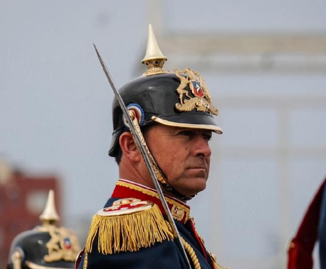 再看看智利士兵的军礼服:各位可以看看下面的两张对比图:智利军队的