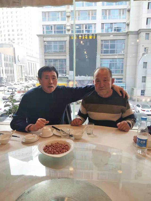 舅舅一家和叔叔一家同时来我家做客,谁坐主宾位置？有何讲究？