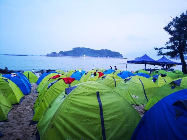 旅游野外露营一、两天,需要带帐篷、睡袋,买多大的包可以放下帐篷、睡袋以及一、两件外套和一些吃的？该注意些什么？