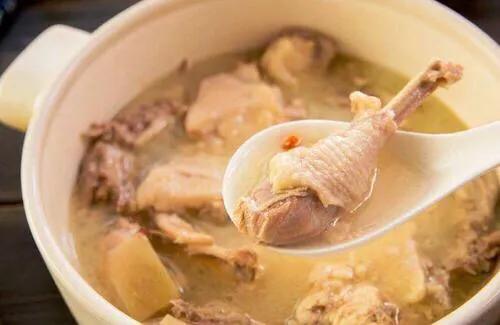 坐月子怎样熬制鸡汤，你觉得产妇吃鸡汤怎么炖最好？