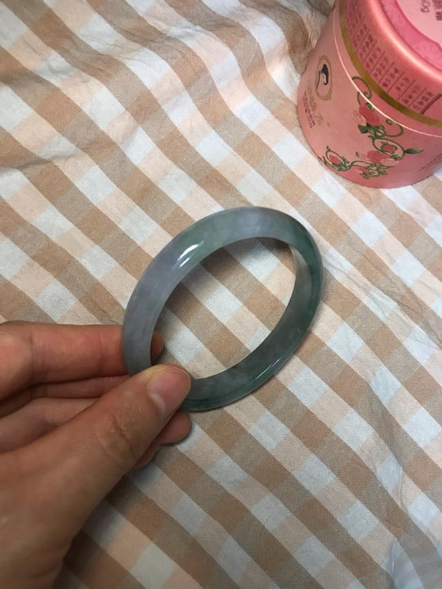 6000元春带彩手镯,想买个玉镯，预算1W左右，推荐啥品牌呢？