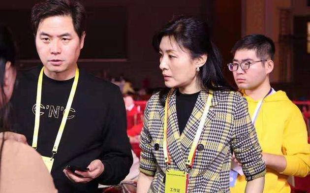 周涛的老公路云:曾经的春晚主持人周涛近况如何？听说她去演话剧了？