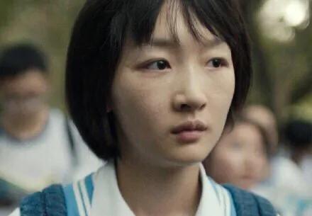 周冬雨曾志伟是真的吗:以周冬雨在影视圈的地位，你觉得过亿的片酬正常吗？