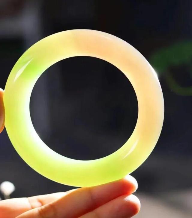 玉镯大小合适还是稍大一点好,手镯贴手好还是大一点好？