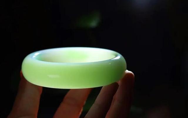 假玉和真玉的区别,真玉镯和假玉镯谁容易碎？该怎么分辨？