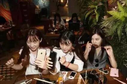 为什么现在漂亮女孩子大多去当了网红？