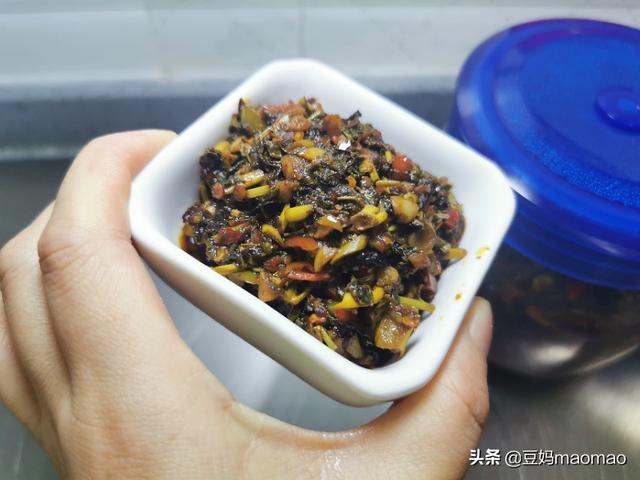 最近香椿很火,很想吃,有朋友能介绍一下具体的吃法做法吗？