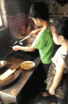 搞笑GIF动态图：谁也不能动我的水饺，瞅一下还在不在！