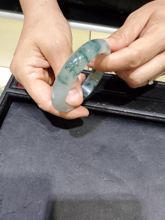 2万左右糯种绿飘花手镯,这个飘花手镯品质怎么样？2万购买值得吗？