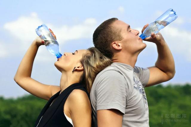 多喝水对人有什么好处,喝水很多到底好不好？喝水多会拉肚子吗？