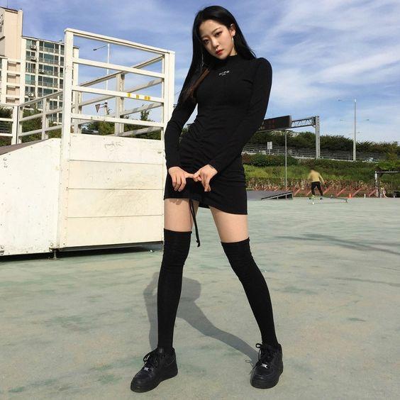 黑色中筒袜穿什么鞋比较好看？插图3