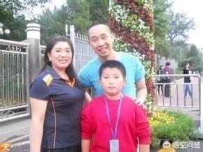 贾玲的儿子老公是谁:为什么电影《你好，李焕英》中贾玲对父亲的形象轻描淡写？