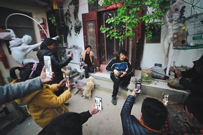 村干部父子撒酒疯:朱之文所在村的那些村民的表现是“小农意识”还是“劣根性”