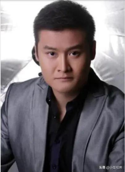 客观评价一下谁是目前最受欢迎且较为专业的足球解说员？