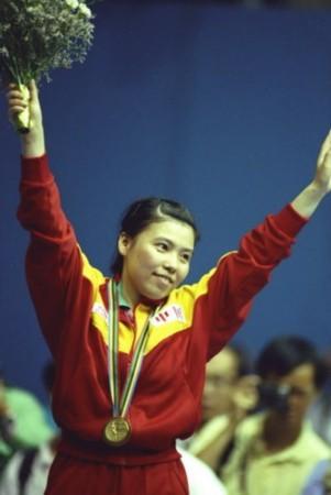 中华民族有史以来的第一个体育世界冠军是谁?（有关中国的体育伟大人物）