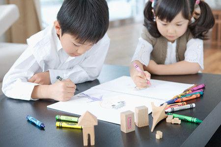 0到6岁该不该让孩子上幼儿美术课？幼儿创意美术对孩子成长有什么好处？