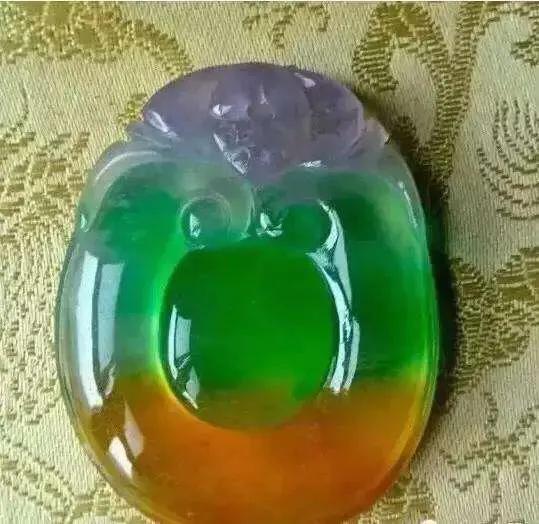 翡翠是玉石的一种吗,俗称的翡翠是真正的翡翠吗？为什么？