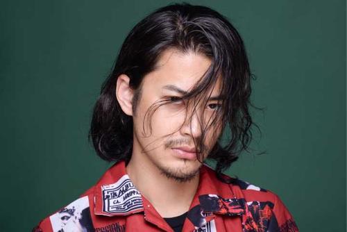 男生长头发的发型,男生头发长得快剪发太费钱,不用经常剪的发型有哪些