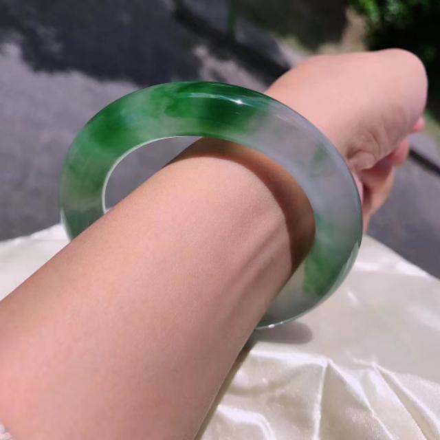 翡翠手镯估价,花同样的钱买翡翠，手镯和挂件哪个更保值？