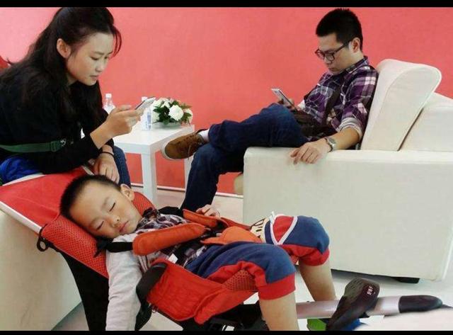 子猫絮语绘本在先观看:整天刷手机的家长培养不出爱读书的娃，对此，你怎么看？