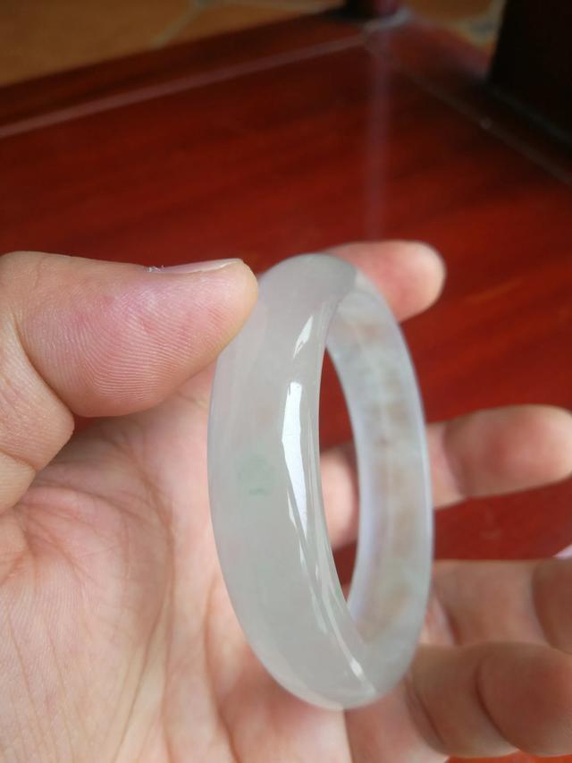 三万左右翡翠手镯图片,请各位专家帮忙看看这条手镯值五万吗？
