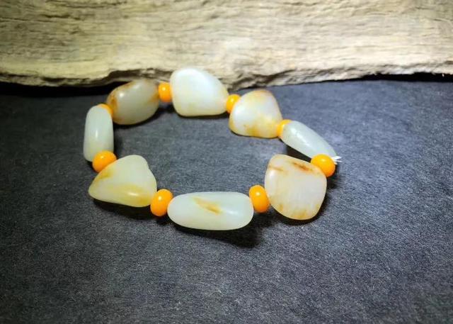 戴玉手镯对女人有什么好处,女士戴玉镯子好还是戴手链好？