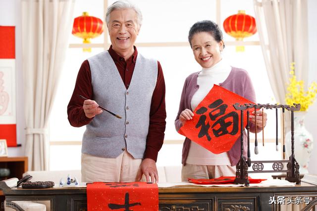 国庆晚会上亲吻的老夫妻:50多岁的夫妻，是分房睡好，还是不分房睡好，分房睡正常吗