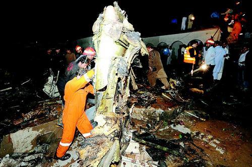飞机危险事件，巴基斯坦载客百人飞机遇难，在此前战机彩排也坠毁，有人为因素吗