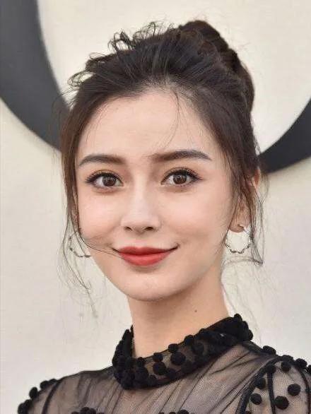 陈伟霆和杨颖做过没:秦岚带着陈伟霆，黄晓明一起打麻将？这个关系到底是什么样子呢？