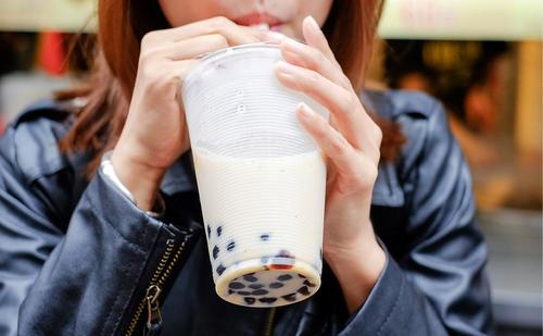 叶子楣图片:超喜欢吃奶茶里的珍珠，感觉很有嚼劲，请问珍珠是用什么做的