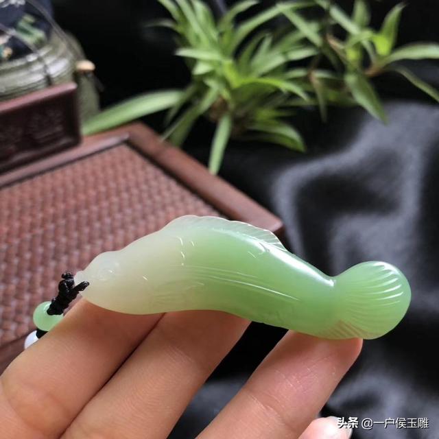 女人和田玉戴什么图案好,30岁的女人戴什么颜色的玉手镯好看？