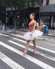 搞笑的GIF图：芭蕾舞演员过马路的正确姿势