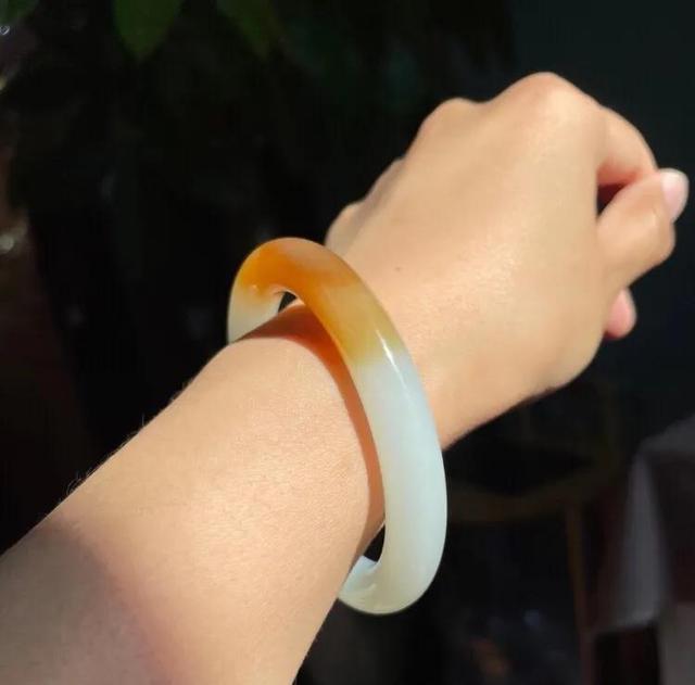 玉镯大小合适还是稍大一点好,手镯贴手好还是大一点好？