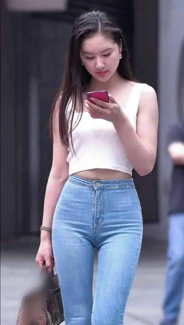 老婆背着我买了2万块钱的包包,我每月工资才6千,该怎么说她？