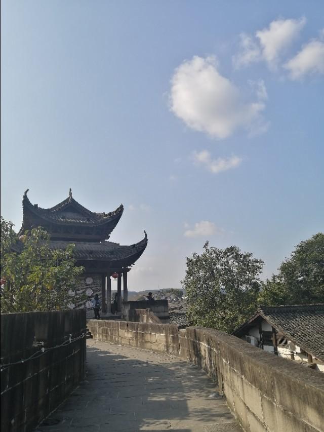 辛弃疾不仅诗词写得好,更是武艺高强,哪首诗是他自己的写照？